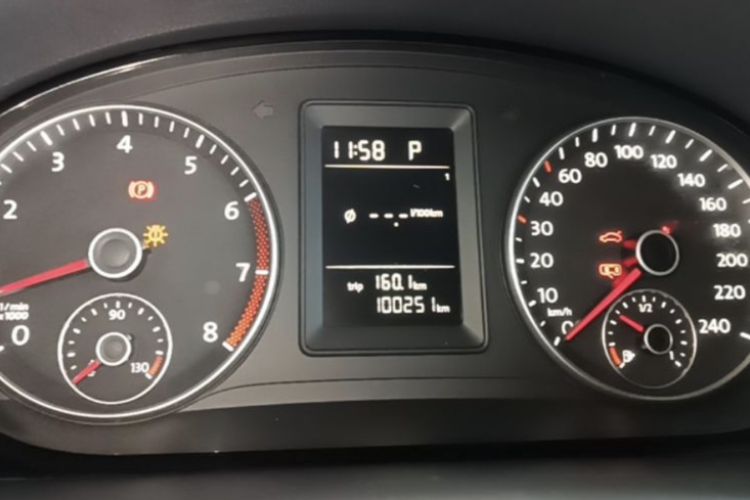 Used Volkswagen Touran 2015 1.4T DSG Comfort Edition 5 Seats Odometer Close Up
