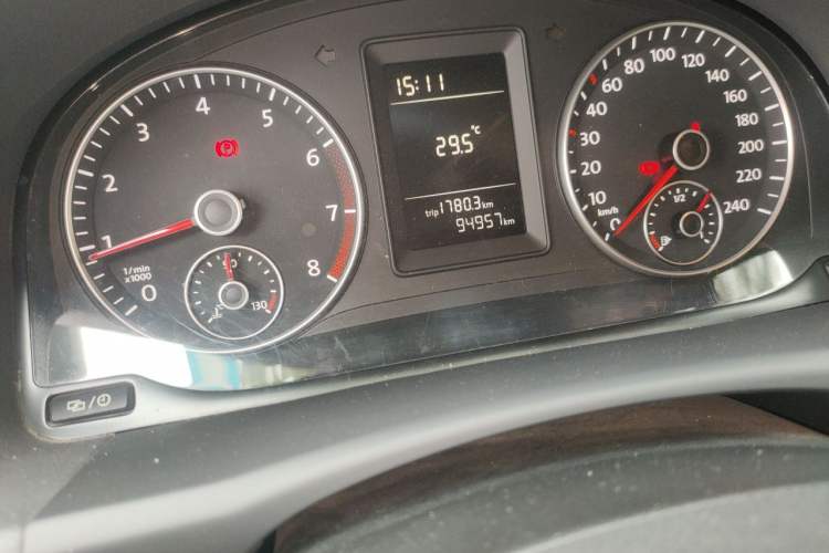Used Volkswagen Touran 2015 1.4T Manual Fashion Edition 5-Seater Odometer Close Up