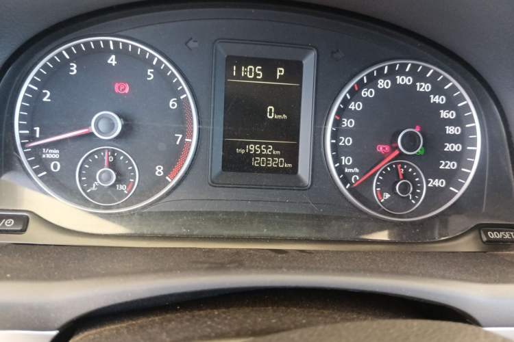 Used Volkswagen Touran 2015 1.4T DSG Comfort Edition 5 Seats Odometer Close Up