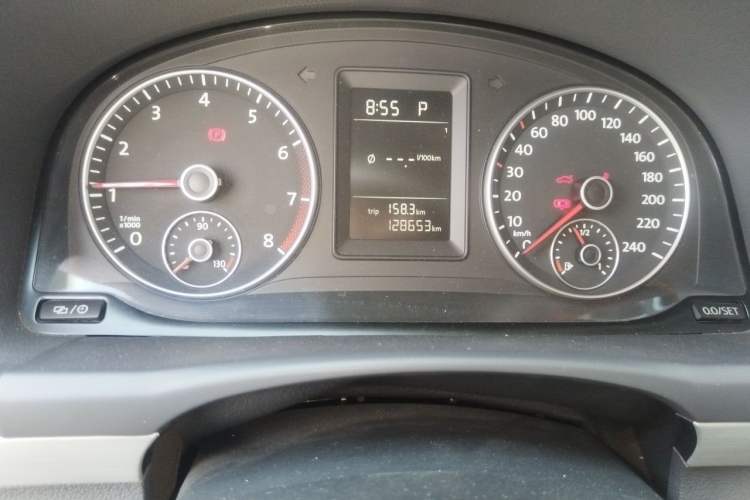 Used Volkswagen Touran 2015 1.4T DSG Comfort Edition 5 Seats Odometer Close Up