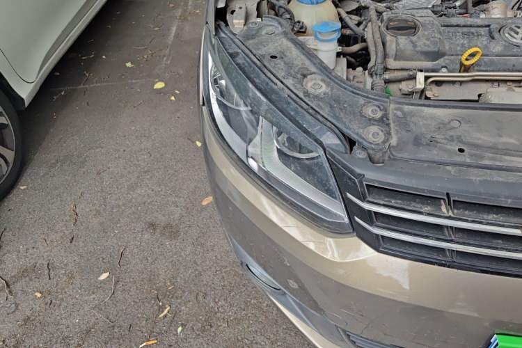 Used Volkswagen Touran 2015 1.4T Manual Comfort Edition 5-Seater Right Front Headlight