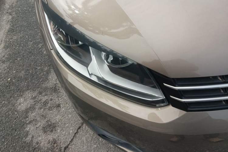 Used Volkswagen Touran 2015 1.4T DSG Comfort Edition 5 Seats Right Front Headlight
