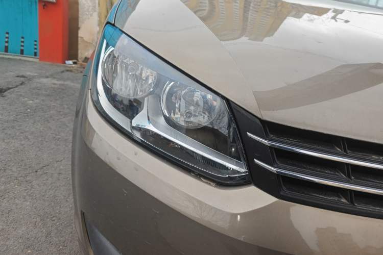 Used Volkswagen Touran 2015 1.4T Manual Fashion Edition 5-Seater Right Front Headlight