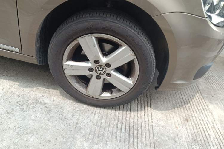 Used Volkswagen Touran 2015 1.4T DSG Comfort Edition 5 Seats Right Front Wheel Hub