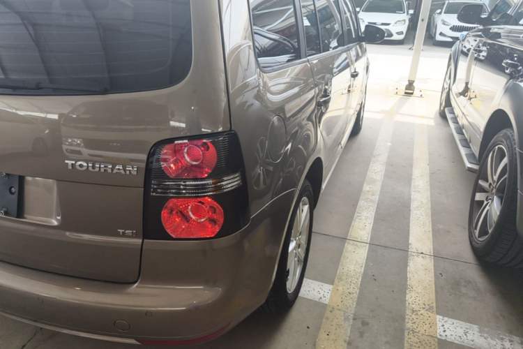 Used Volkswagen Touran 2015 1.4T DSG Comfort Edition 5 Seats Right Rear Taillight