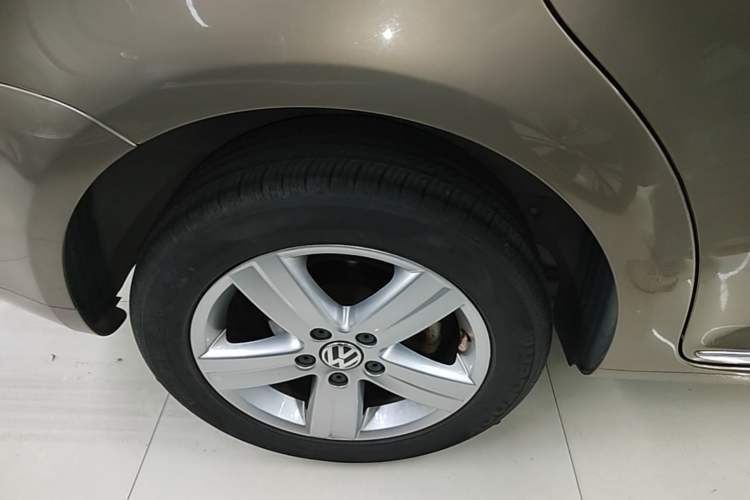 Used Volkswagen Touran 2015 1.4T DSG Comfort Edition 5 Seats Right Rear Wheel Hub