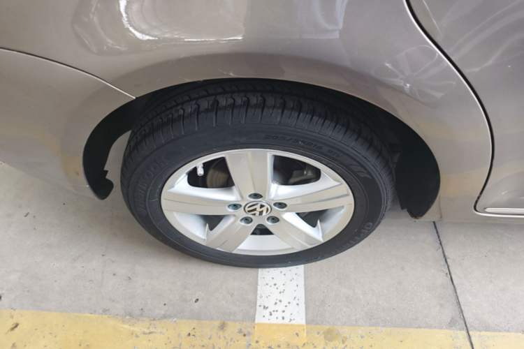 Used Volkswagen Touran 2015 1.4T DSG Comfort Edition 5 Seats Right Rear Wheel Hub