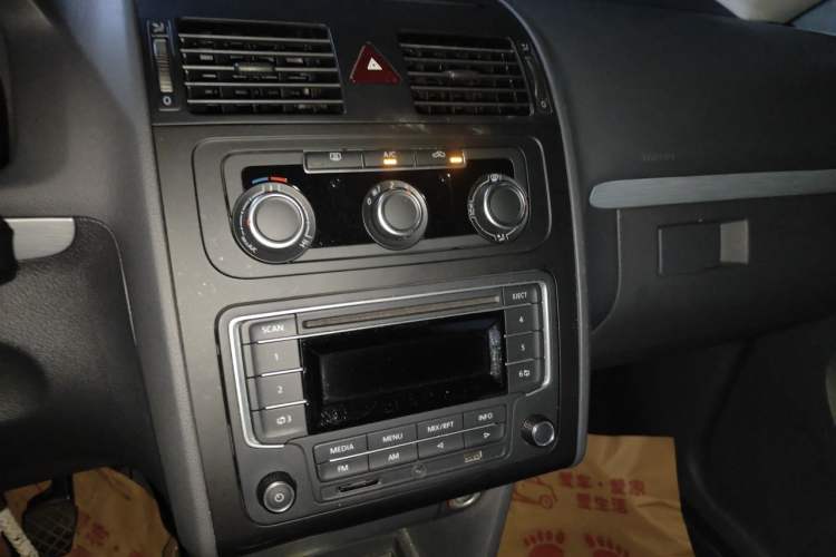 Used Volkswagen Touran 2015 1.4T Manual Fashion Edition 5-Seater Audio And AC Panel