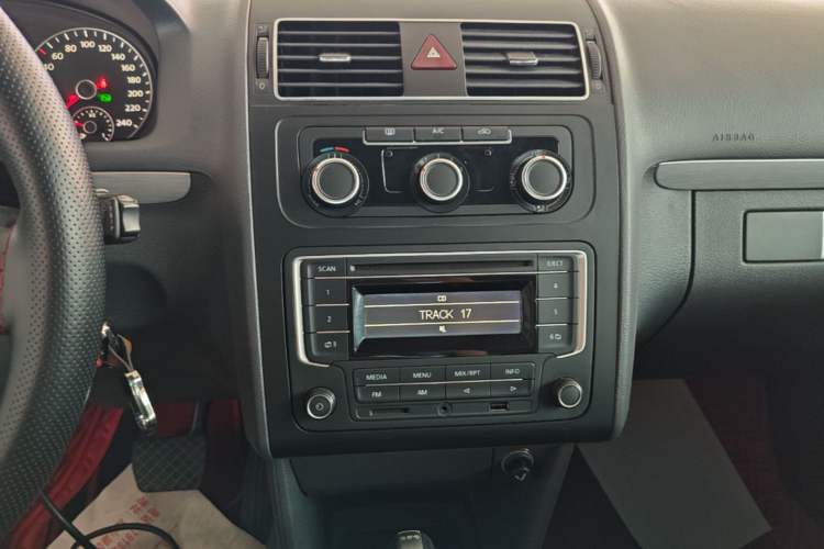 Used Volkswagen Touran 2015 1.4T DSG Comfort Edition 5 Seats Audio And AC Panel