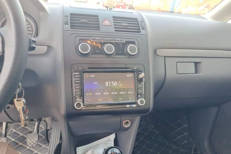 Used Volkswagen Touran 2015 1.4T Manual Fashion Edition 5-Seater Audio And AC Panel