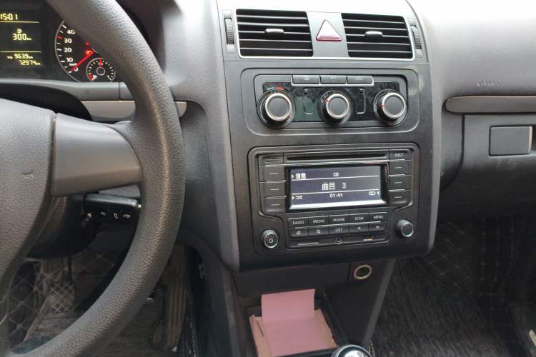 Used Volkswagen Touran 2015 1.4T Manual Comfort Edition 5-Seater Audio And AC Panel