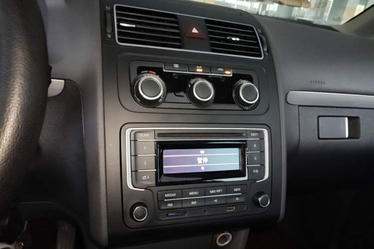 Used Volkswagen Touran 2015 1.4T DSG Comfort Edition 5 Seats Audio And AC Panel