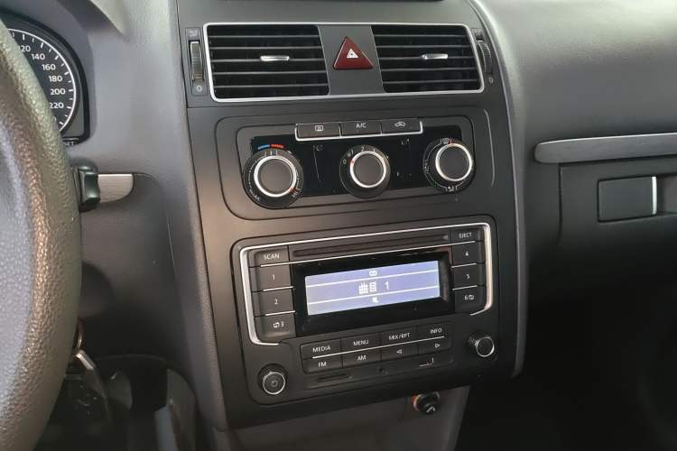 Used Volkswagen Touran 2015 1.4T DSG Comfort Edition 5 Seats Audio And AC Panel