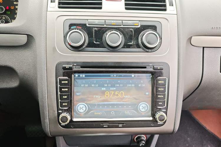 Used Volkswagen Touran 2015 1.4T DSG Comfort Edition 5 Seats Audio And AC Panel