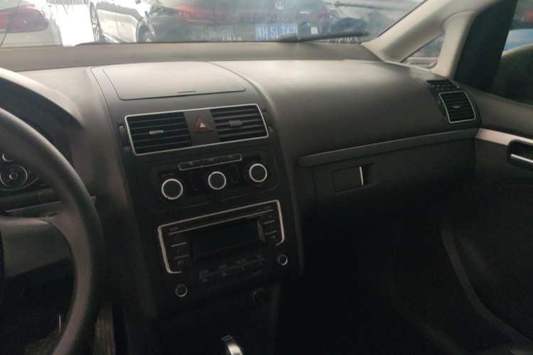 Used Volkswagen Touran 2015 1.4T DSG Comfort Edition 5 Seats Audio And AC Panel