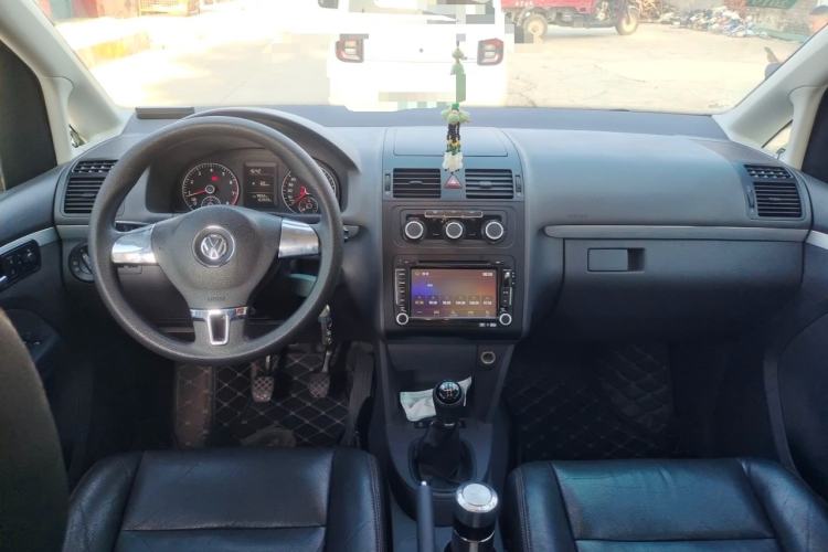 Used Volkswagen Touran 2015 1.4T Manual Fashion Edition 5-Seater Center Console