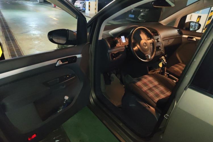 Used Volkswagen Touran 2015 1.4T Manual Fashion Edition 5-Seater Driver Seat