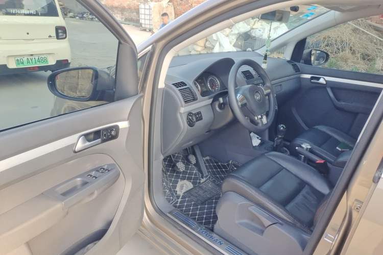 Used Volkswagen Touran 2015 1.4T Manual Fashion Edition 5-Seater Driver Seat