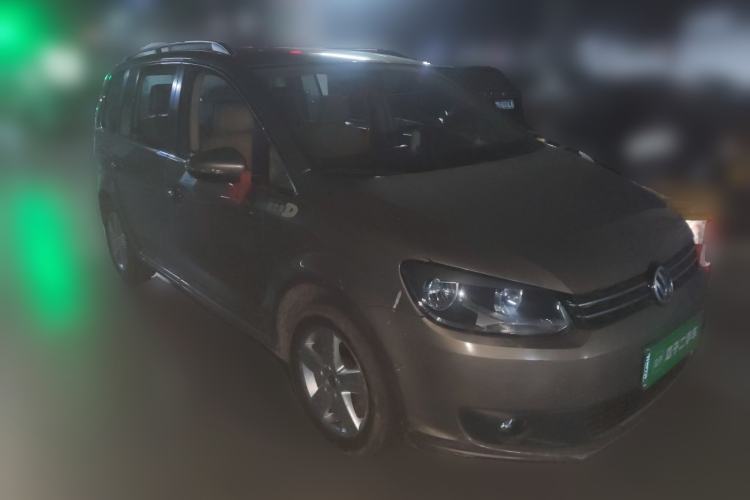 Used Volkswagen Touran 2015 1.4T DSG Comfort Edition 5 Seats Front Right 45 Deg