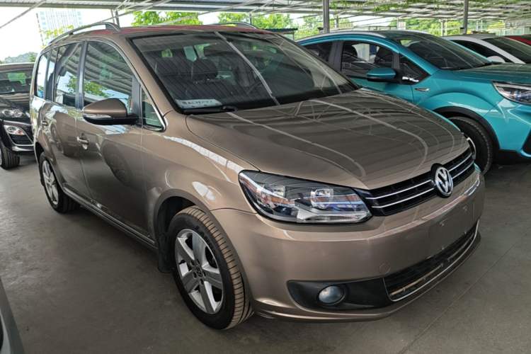 Used Volkswagen Touran 2015 1.4T DSG Comfort Edition 5 Seats Front Right 45 Deg