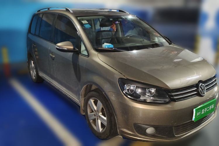Used Volkswagen Touran 2015 1.4T DSG Comfort Edition 5 Seats Front Right 45 Deg