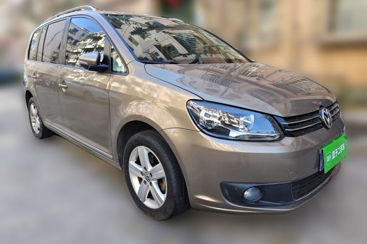 Used Volkswagen Touran 2015 1.4T DSG Comfort Edition 5 Seats Front Right 45 Deg