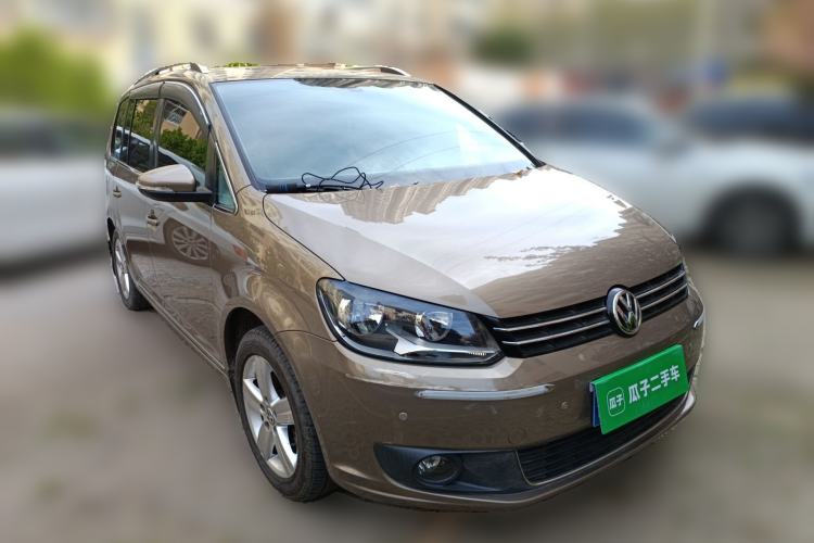 Used Volkswagen Touran 2015 1.4T DSG Comfort Edition 5 Seats Front Right 45 Deg