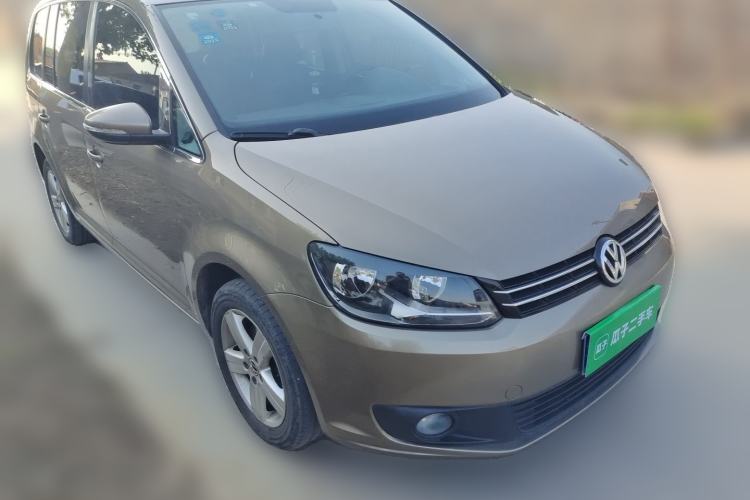 Used Volkswagen Touran 2015 1.4T Manual Fashion Edition 5-Seater Front Right 45 Deg