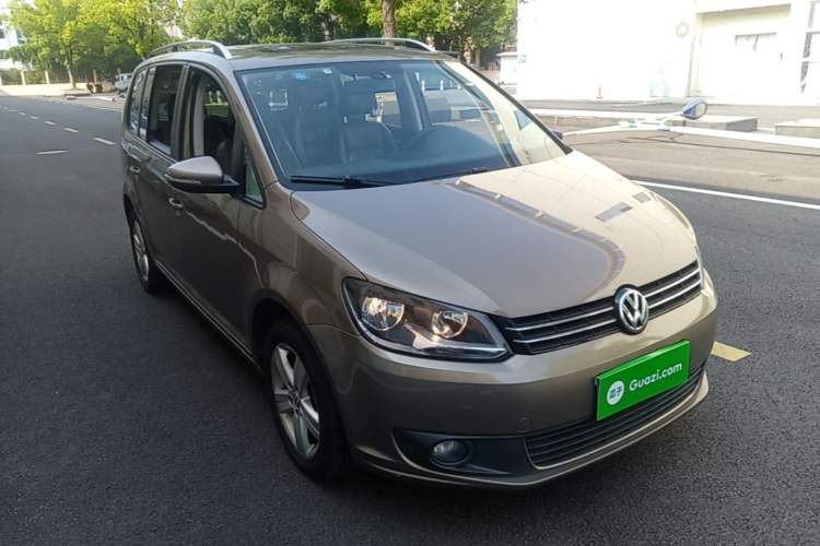 Used Volkswagen Touran 2015 1.4T DSG Comfort Edition 5 Seats Front Right 45 Deg