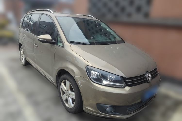 Used Volkswagen Touran 2015 1.4T DSG Comfort Edition 5 Seats Front Right 45 Deg