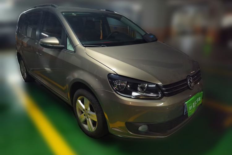 Used Volkswagen Touran 2015 1.4T DSG Comfort Edition 5 Seats Front Right 45 Deg