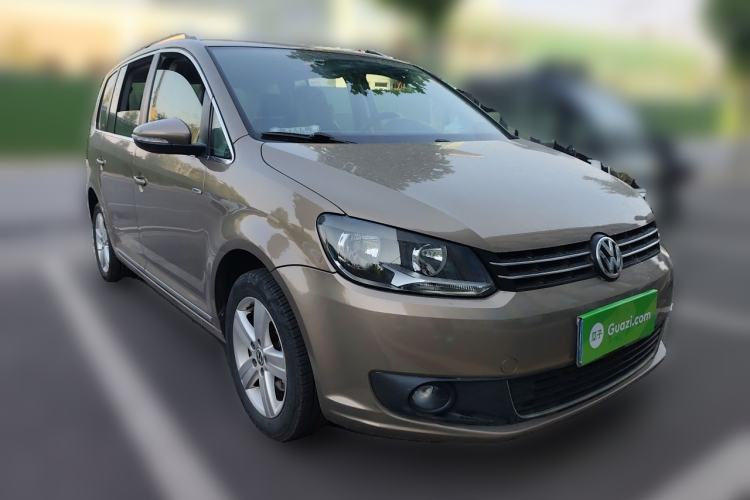 Used Volkswagen Touran 2015 1.4T DSG Comfort Edition 5 Seats Front Right 45 Deg