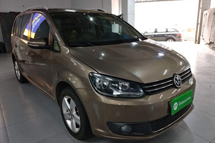 Used Volkswagen Touran 2015 1.4T DSG Comfort Edition 5 Seats Front Right 45 Deg