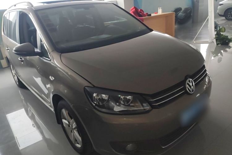 Used Volkswagen Touran 2015 1.4T DSG Comfort Edition 5 Seats Front Right 45 Deg