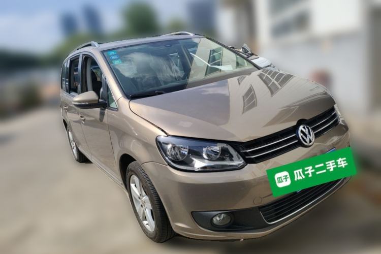 Used Volkswagen Touran 2015 1.4T DSG Comfort Edition 5 Seats Front Right 45 Deg
