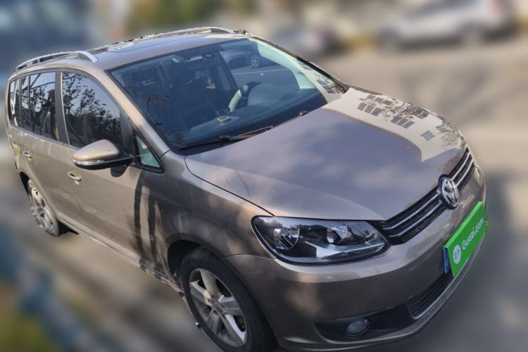 Used Volkswagen Touran 2015 1.4T DSG Comfort Edition 5 Seats Front Right 45 Deg