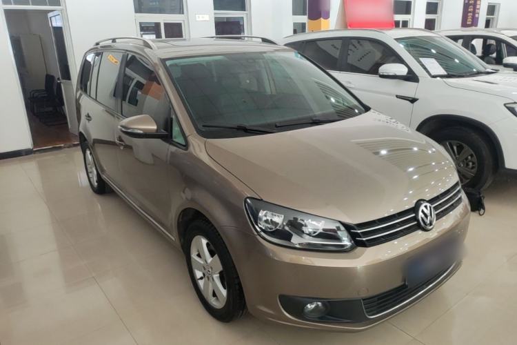 Used Volkswagen Touran 2015 1.4T DSG Comfort Edition 5 Seats Front Right 45 Deg