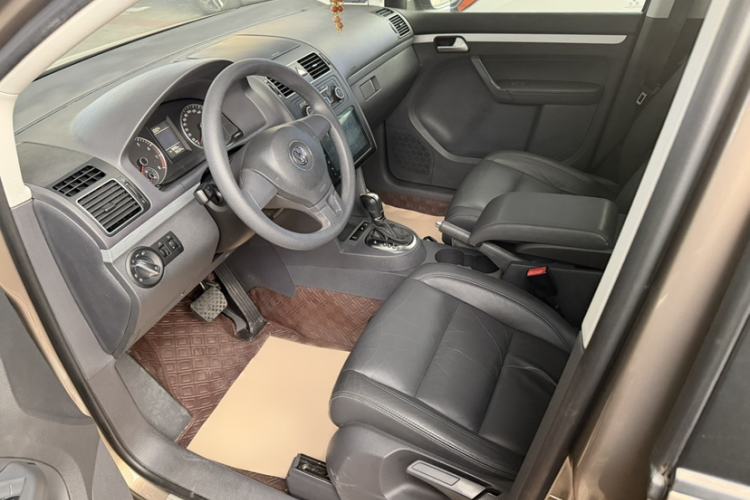 Used Volkswagen Touran 2015 1.4T DSG Comfort Edition 5 Seats Interior 1
