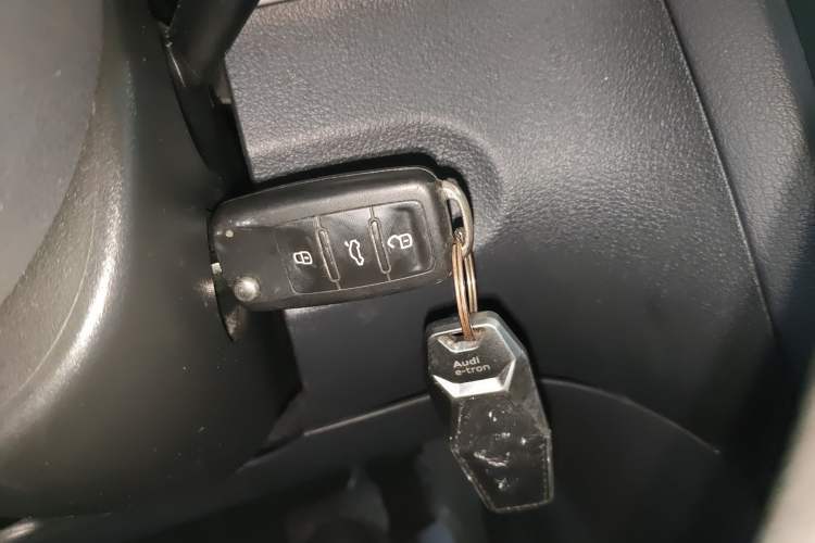 Used Volkswagen Touran 2015 1.4T DSG Comfort Edition 5 Seats Interior 1