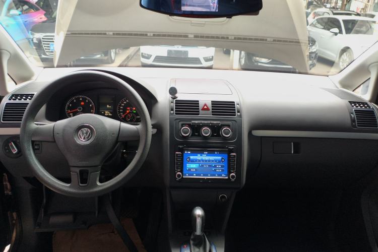 Used Volkswagen Touran 2015 1.4T DSG Comfort Edition 5 Seats Interior 2