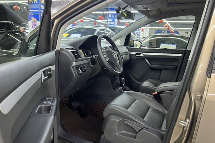 Used Volkswagen Touran 2015 1.4T DSG Comfort Edition 5 Seats Interior 2
