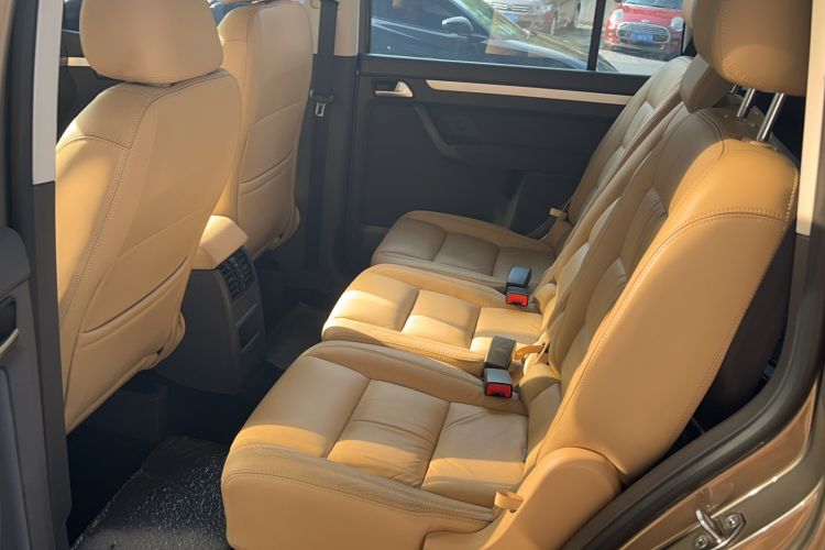 Used Volkswagen Touran 2015 1.4T Manual Fashion Edition 5-Seater Interior 2