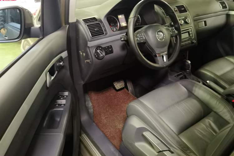 Used Volkswagen Touran 2015 1.4T DSG Comfort Edition 5 Seats Interior 2