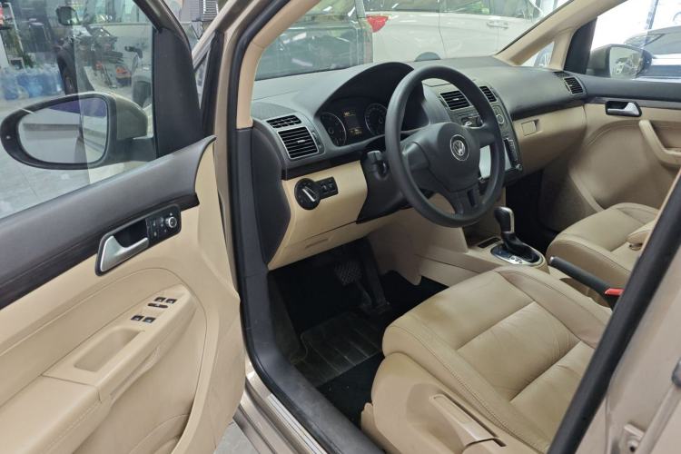 Used Volkswagen Touran 2015 1.4T DSG Comfort Edition 5 Seats Interior 2