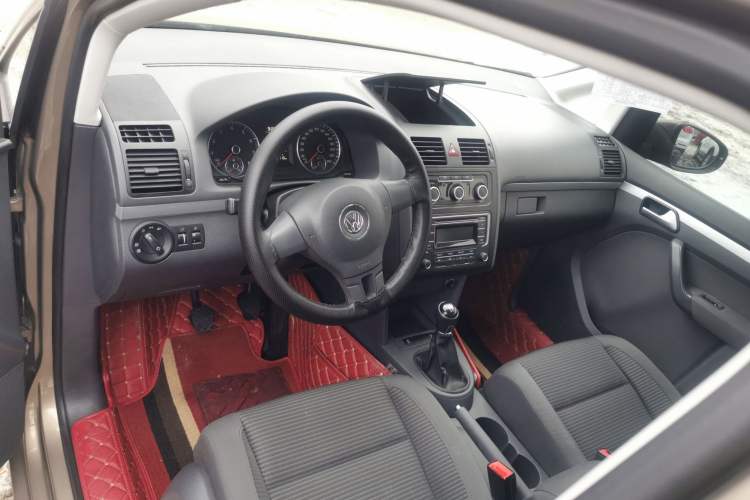 Used Volkswagen Touran 2015 1.4T Manual Fashion Edition 5-Seater Interior 3