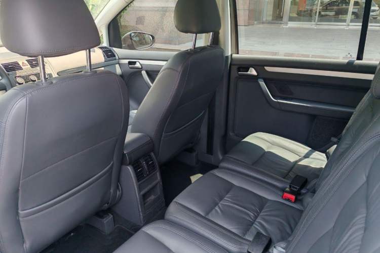 Used Volkswagen Touran 2015 1.4T DSG Comfort Edition 5 Seats Interior 3