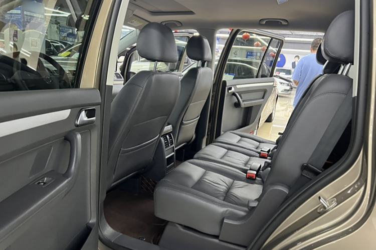Used Volkswagen Touran 2015 1.4T DSG Comfort Edition 5 Seats Interior 3