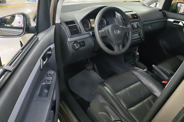 Used Volkswagen Touran 2015 1.4T DSG Comfort Edition 5 Seats Interior 3