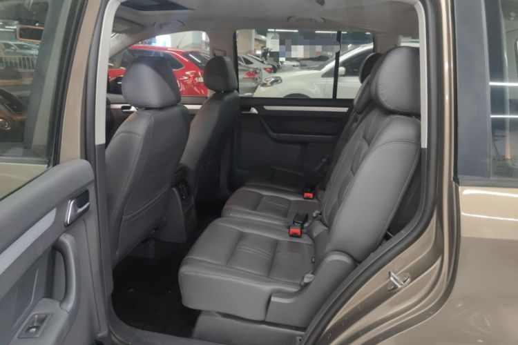 Used Volkswagen Touran 2015 1.4T DSG Comfort Edition 5 Seats Interior 4