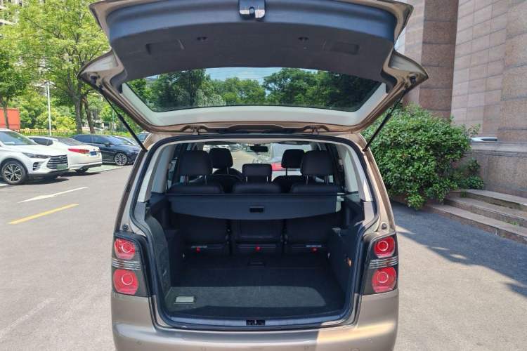 Used Volkswagen Touran 2015 1.4T DSG Comfort Edition 5 Seats Interior 5